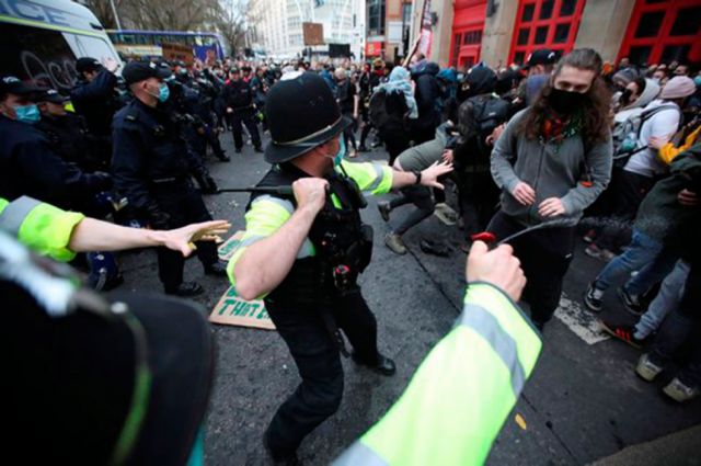 Manifestantes y policías se enfrentan en Inglaterra