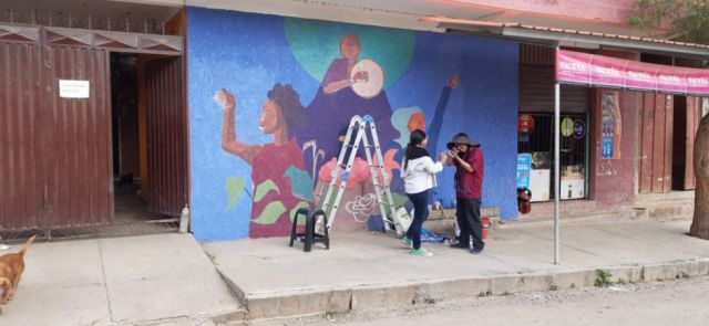 Artistas trabajan murales en el barrio 3 de Mayo 