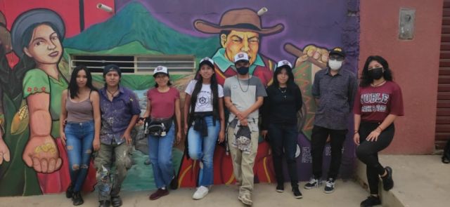 Parte del grupo de artistas en el punto de encuentro. 