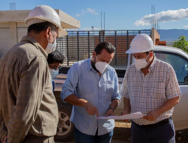 Construcción de centros de salud en los barrios IV Centenario y 3 de Mayo generan reactivación económica