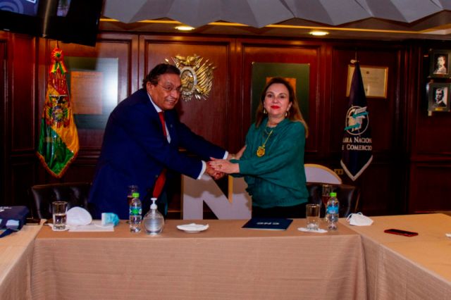 La CNC condecora a presidenta Ejecutiva  del Banco FIE