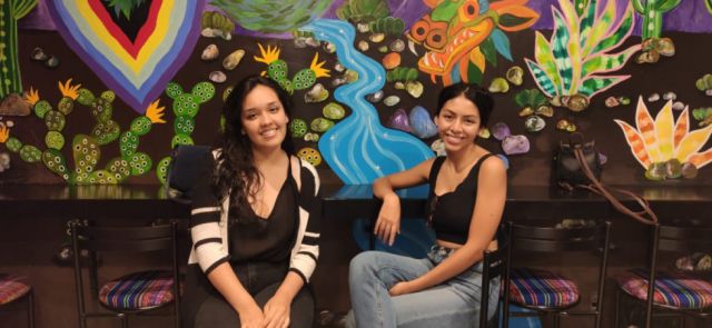 Micaela Guerra con Mariana Arnold.