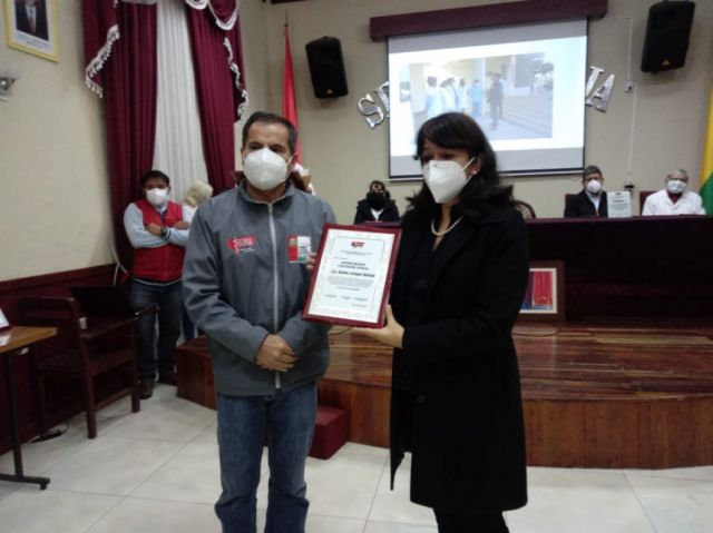 La esposa de Rubén Ardaya recibe un reconocimiento