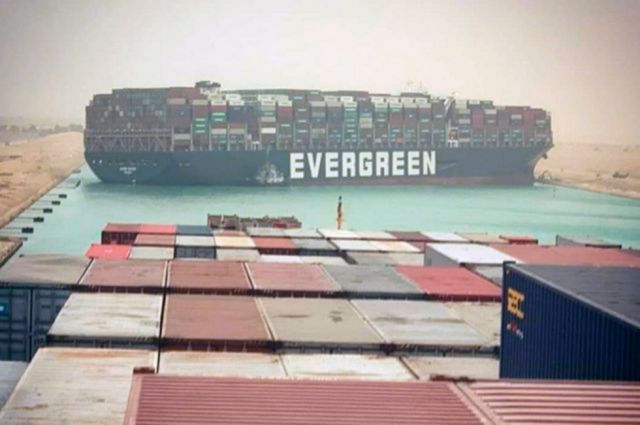 Buscan vaciar el Ever Given para abrir el Canal de Suez