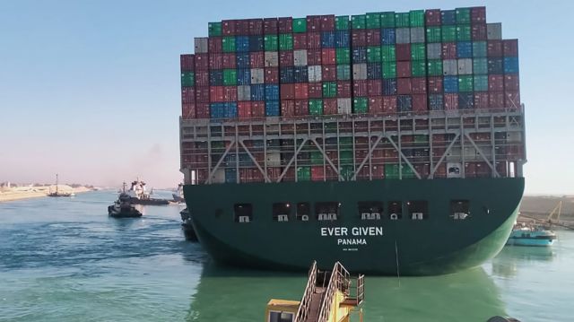 El tráfico en el Canal de Suez se reanuda después de que un barco varado reflotó