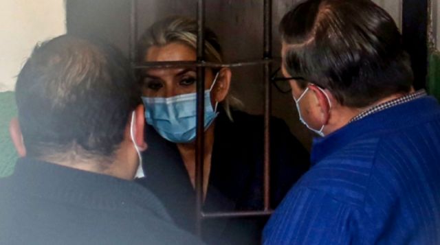 Áñez estará ‘indefinidamente’ en área de aislamiento