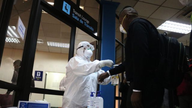 Pasajeros extranjeros deberán contar con seguro con cobertura para COVID-19