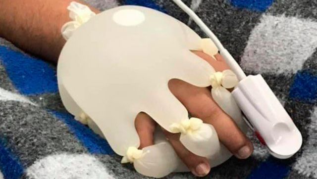 La sorprendente y sencilla técnica de 'La mano de Dios' que consuela a pacientes con coronavirus