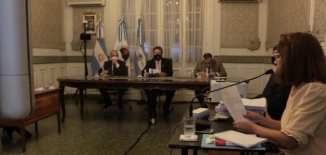 Arrojó a mujer abajo de un camión para robarle
