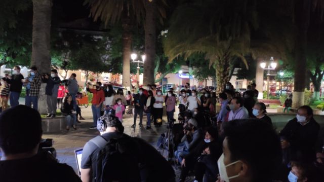  Los asistentes en el centro de la plaza.