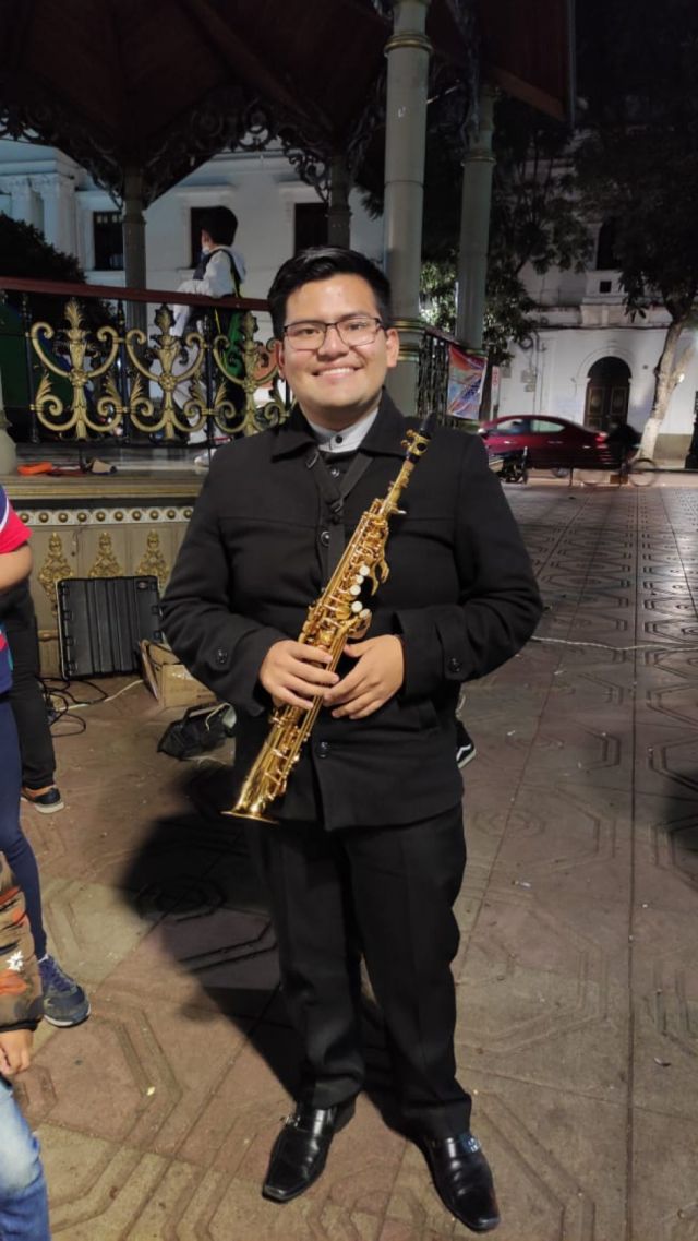 José Guzmán antes de tocar.