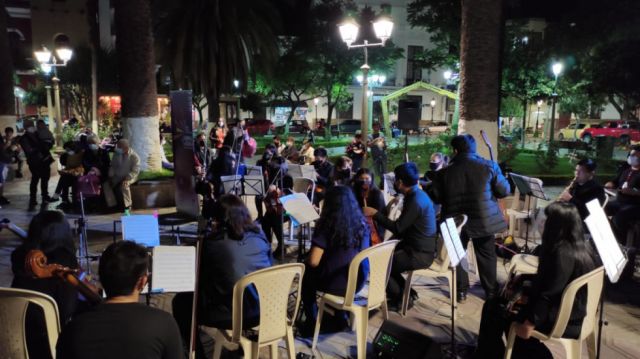 La orquesta es dirigida por Franz Condori.