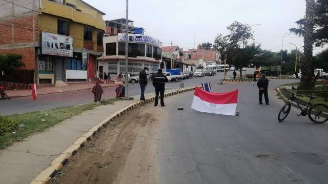 Padres de familia bloquean diferentes puntos de Tarija en retraso al pago bono del desayuno escolar