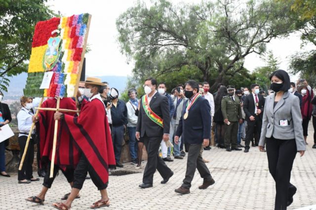 En los 204 años aniversario de Tarija, autoridades entregan ofrenda floral al "Moto" Méndez