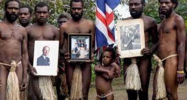 FOTOS: La tribu de una remota isla del Pacífico que venera al príncipe Felipe llora la muerte de su 'dios'