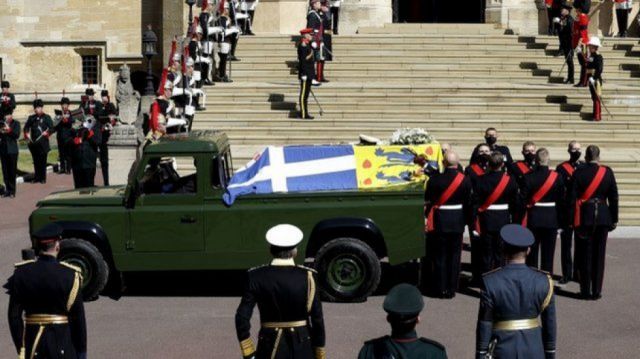 Harry se reencuentra con su familia en el funeral de su abuelo, el príncipe Felipe