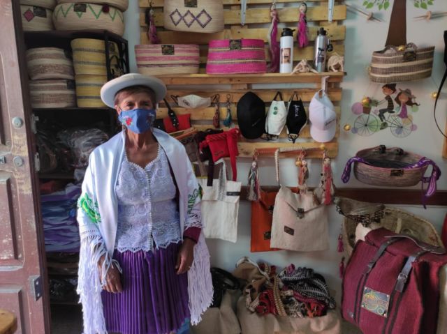 Justina Huanca con sus artesanías. 