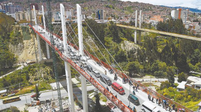 Hombre muere después de lanzarse del puente de Las Américas en La Paz