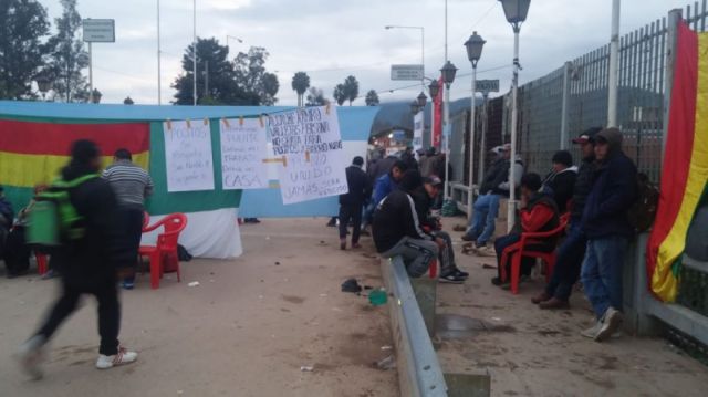 Adultos mayores levantan bloqueo del puente internacional en Yacuiba