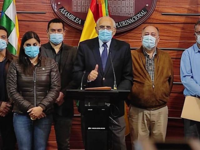 Mesa: tardarán 3 años en inmunizar a bolivianos