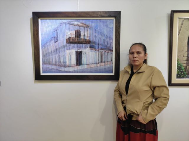 Eugenia Viri con su cuadro “Escenas de Tarija”.