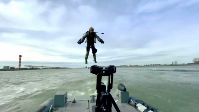 VIDEO: Ejercicios con el traje volador a lo 'Iron Man', que busca revolucionar las operaciones militares
