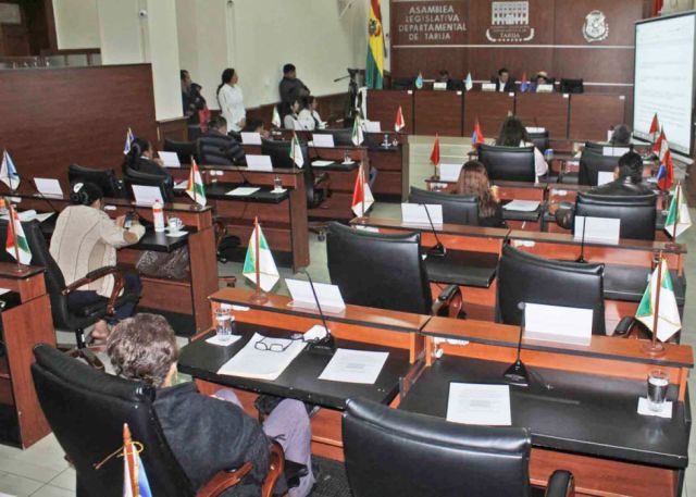 Asambleas departamentales, hay más hombres que mujeres