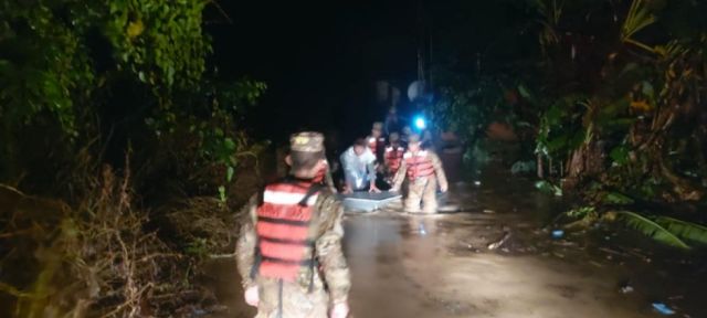 Rescatan a 30 familias afectadas por las riadas