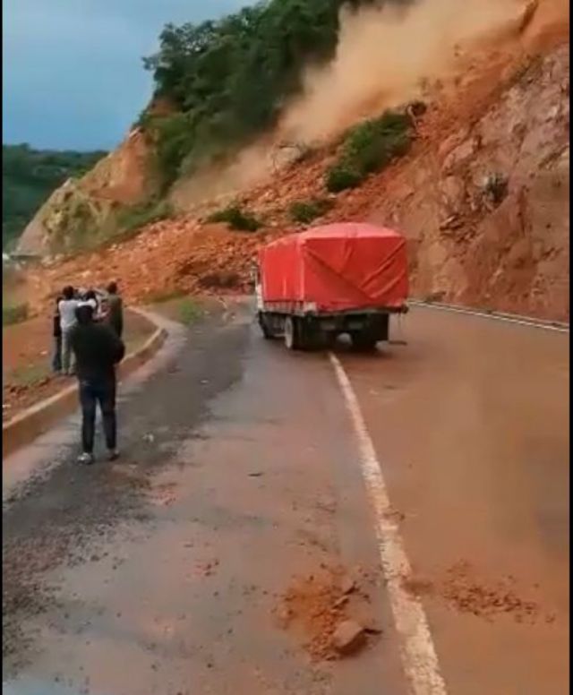 Derrumbes en ruta Villa Montes - Tarija impiden paso de vehículos