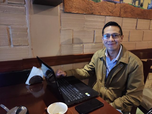 Daniel Negrón aprovechó la tarde para trabajar y tomar un café.