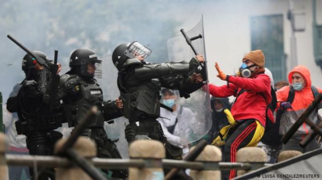 Colombia: al menos 17 muertos y más de 800 heridos en las protestas contra la reforma fiscal