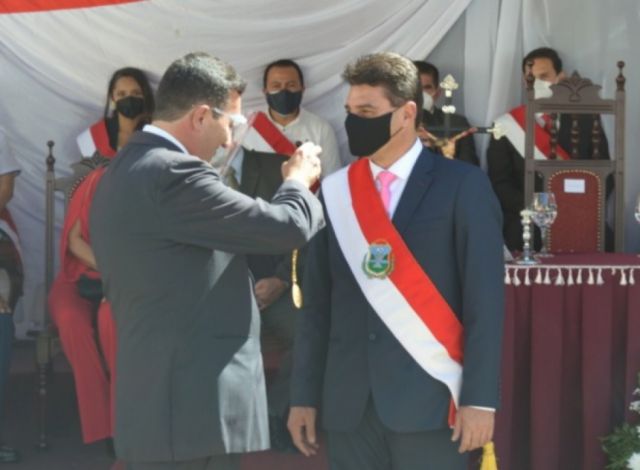 Johnny Torres jura como alcalde 
