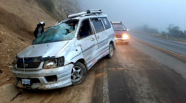 Minivan colisionó con una peña en la cuesta de Sama-Tarija