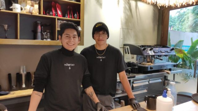 Oscar Meleán y Jhonatan Padilla se encargan de que todo funcione bien en Hábitat.