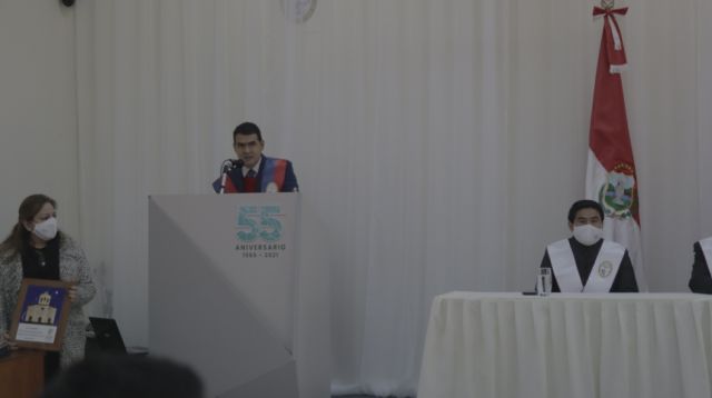 El rector José Loayza al momento de dar sus palabras por el aniversario 55.