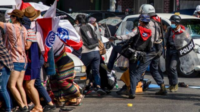 Manifestantes en Myanmar denuncian golpizas