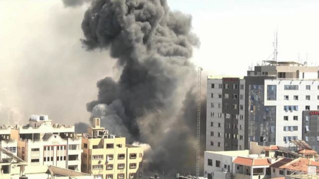 Un ataque aéreo israelí derriba un edificio en Gaza con oficinas de AP y Al Jazeera (Video)