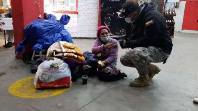 Gacip apoya con abrigo, café y pan a indigentes 