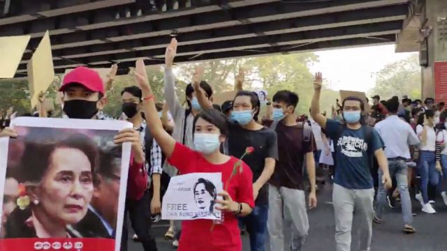 Los combatientes antigolpistas de Myanmar se retiran