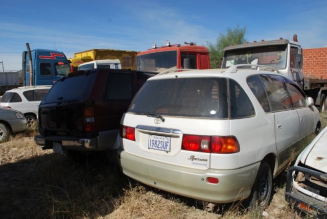Aduana reporta destrucción de ocho autos de contrabando en Yacuiba