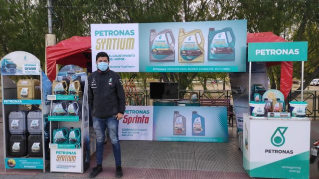 Lionel Pierola con los productos de la distribuidora Lubripartes del Sur.