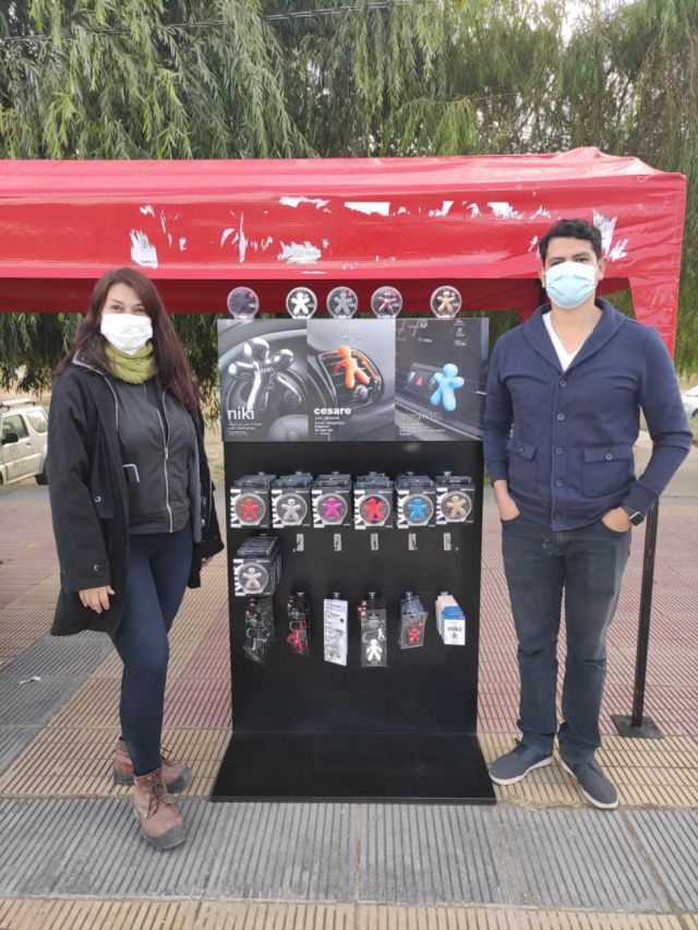 Óscar Ávila y Mariale Fernández con sus productos de Mr. & Mrs.