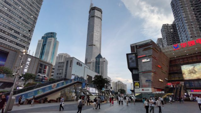 Uno de los rascacielos más altos de China se tambalea sin ninguna razón aparente, provocando la evacuación de cientos de personas