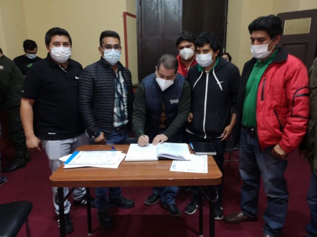 Alcaldía coordina con radio taxis la aplicación de restricciones por incremento de casos de Covid en Tarija