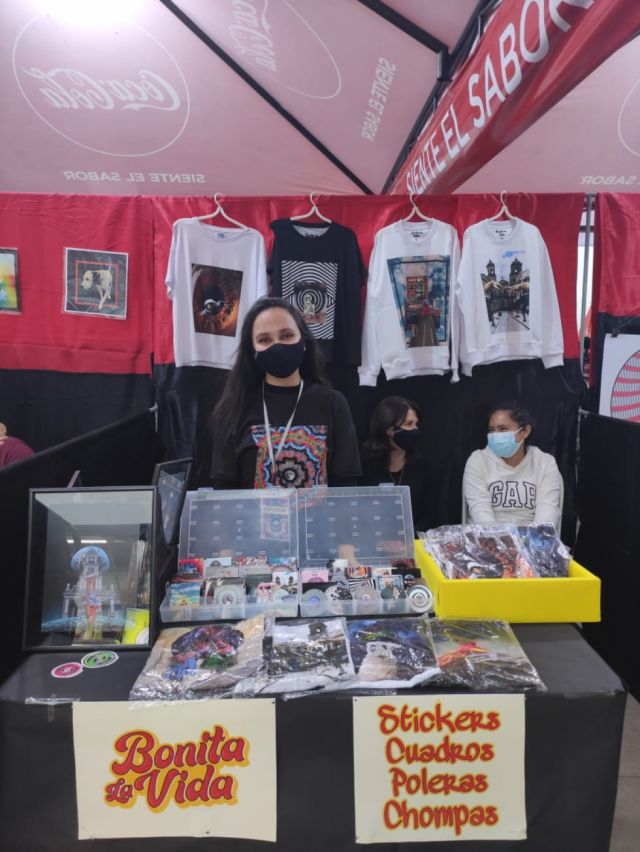 Alejandra Cuenca con sus productos de Bonita la vida.