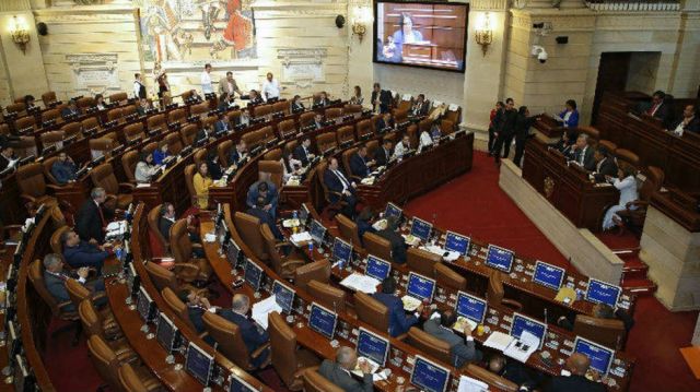 Archivan criticada reforma de salud en Colombia