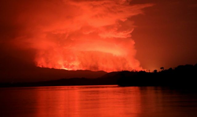 Humo y llamas durante la erupción del Nyiragongo cerca de Goma, República Democrática del Congo, 22 de mayo de 2021.