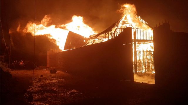 Flujos de lava del monte Nyiragongo destruyen edificaciones en la ciudad de Goma, República Democrática del Congo, 22 de mayo de 2021.