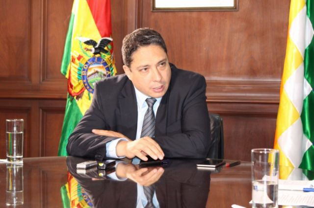 Cívicos interponen denuncia penal contra Héctor Arce