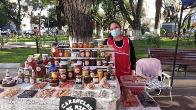 Nora Rodríguez con productos sin conservantes y frutas deshidratadas.